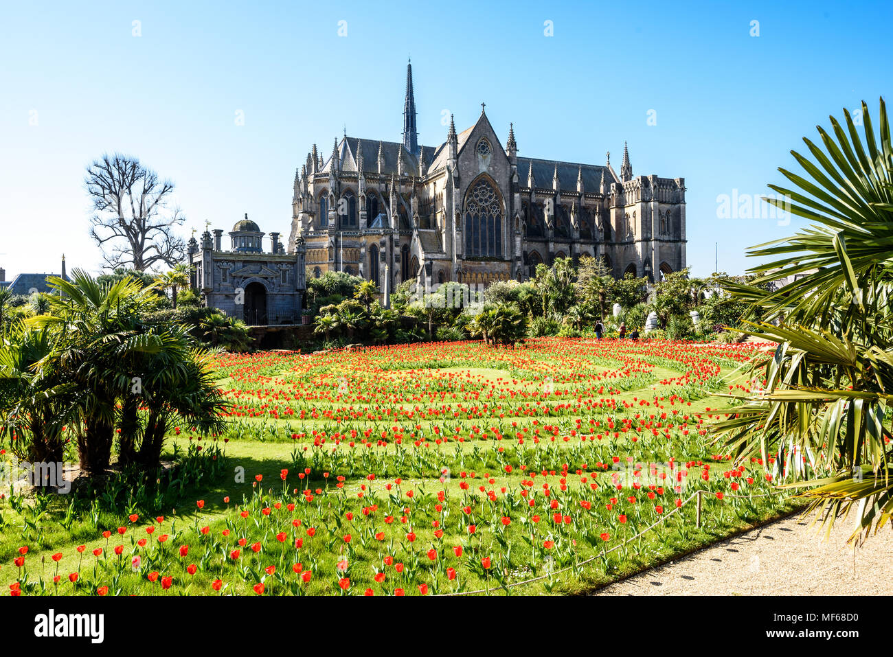 Tulip Festival : le labyrinthe des tulipes en face de la cathédrale de Arundel Arundel Castle. photo ©Julia Claxton Banque D'Images
