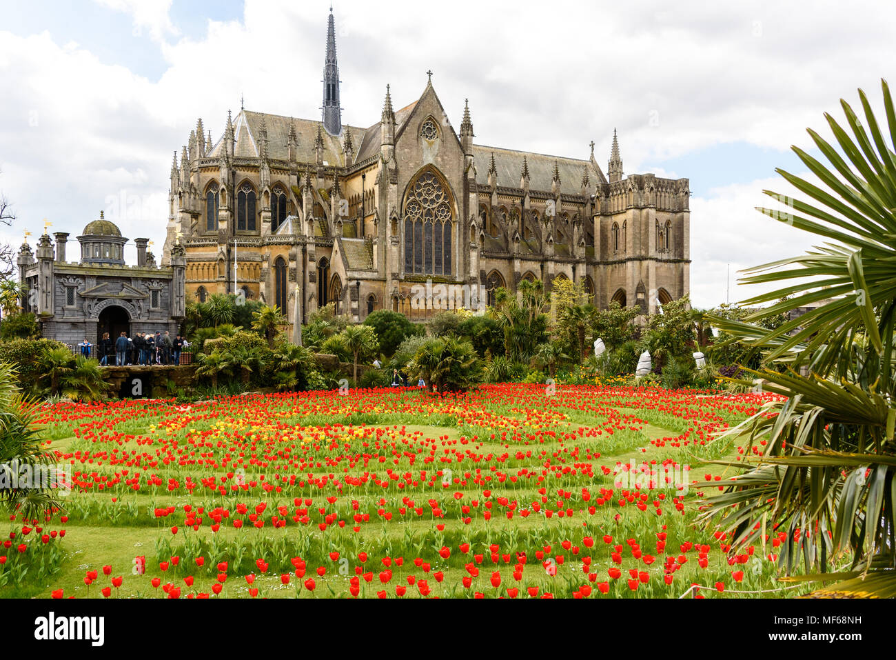 Tulip Festival : le labyrinthe des tulipes en face de la cathédrale de Arundel Arundel Castle. photo ©Julia Claxton Banque D'Images