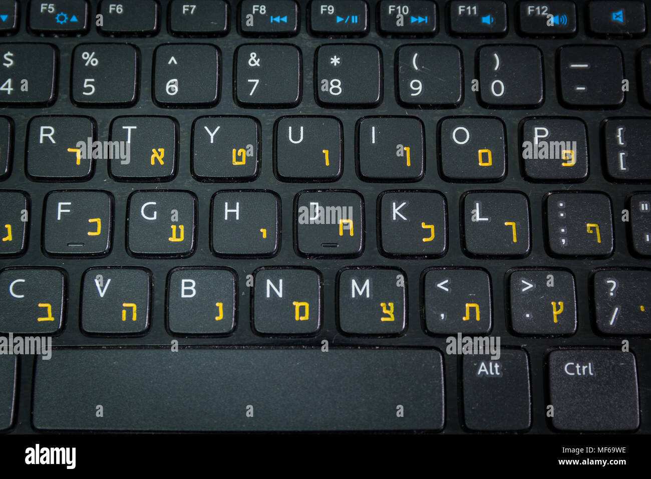 Clavier avec lettres en hébreu et en anglais - clavier ordinateur portable  - Vue de dessus - Close up - atmosphère sombre Photo Stock - Alamy
