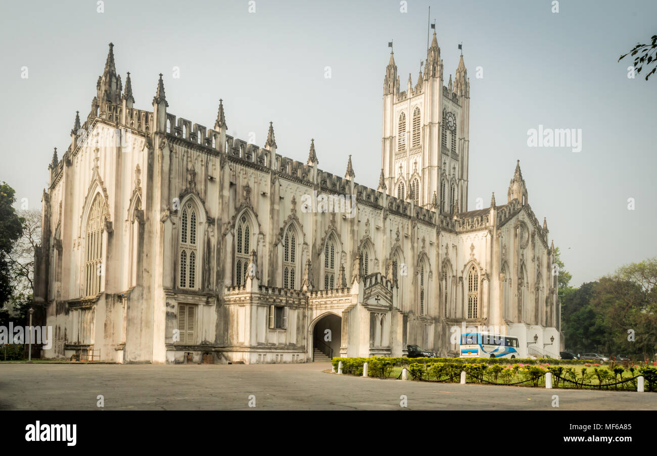 Maidan, Kolkata, West Bengal, India - 18 mars, 2018 : un grand angle vue de la Saint Paul's Cathedral sur un dimanche matin ensoleillé, Kolkata, Calcutta, JE Banque D'Images