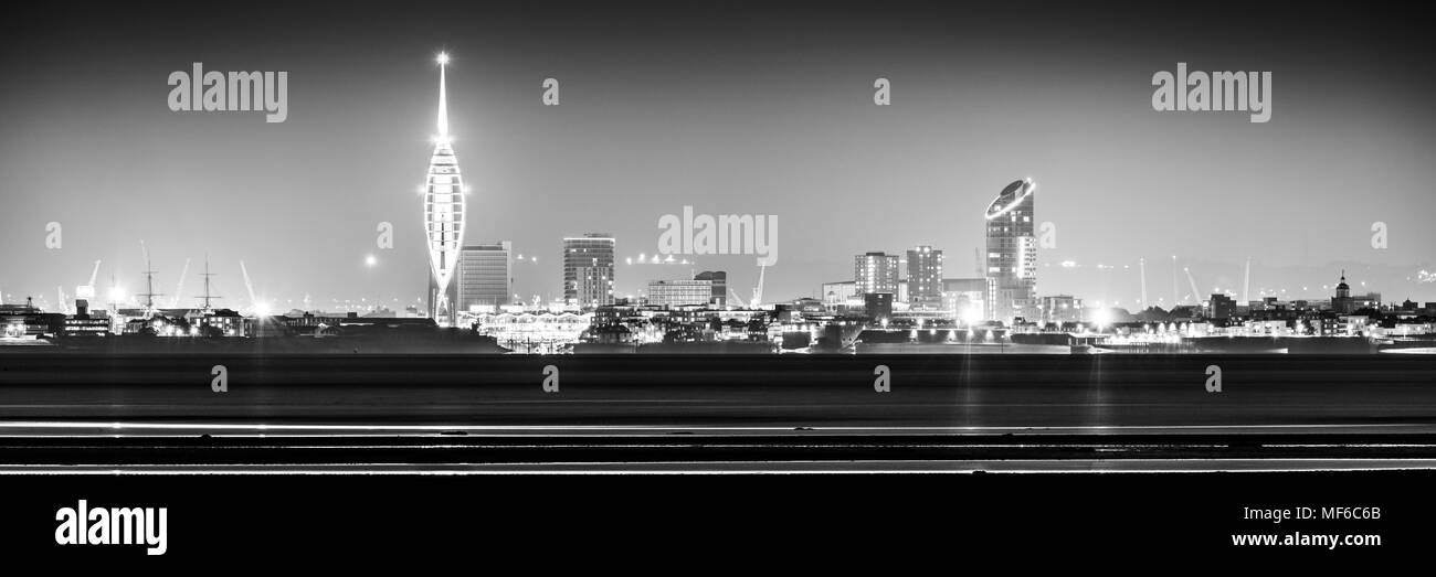 Portsmouth nuit panorama, Tour Spinnaker en noir et blanc Banque D'Images