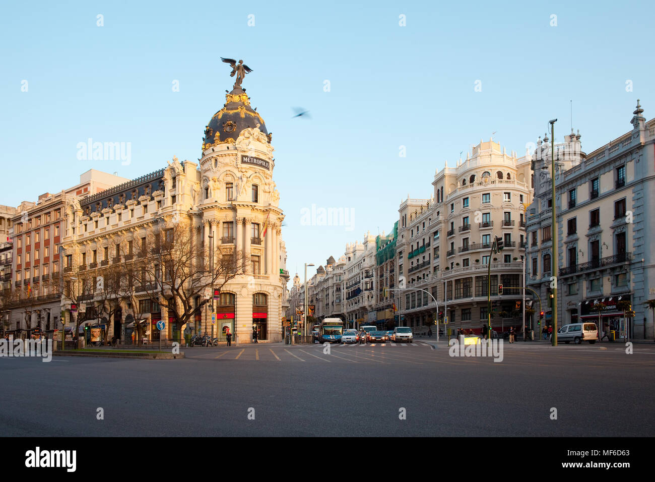 Madrid, Espagne - Gran Via et l'emblématique bâtiment Metropolis entouré par trational l'architecture espagnole au lever du soleil Banque D'Images