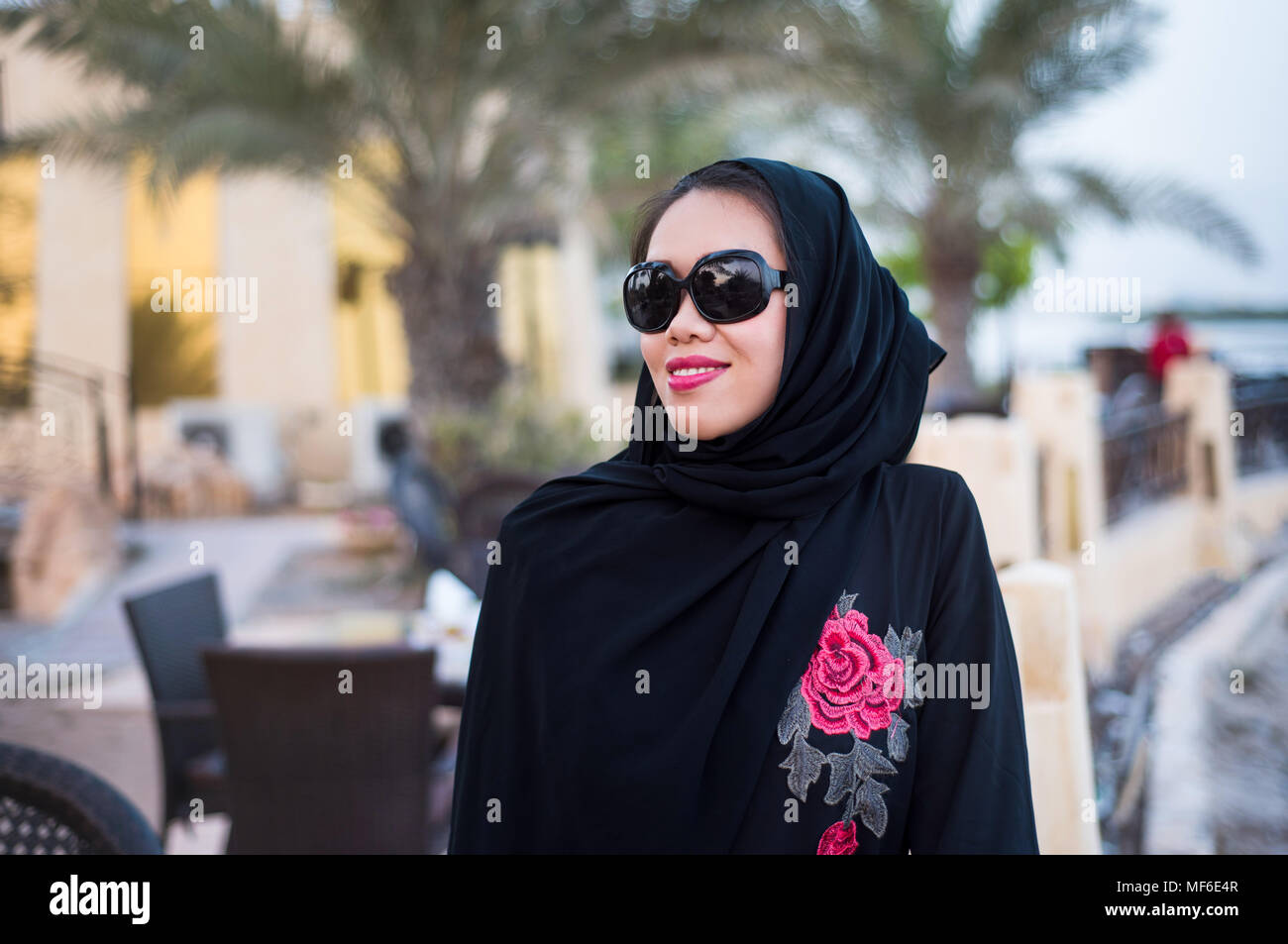 Belle femme musulmane dans hijab extérieur portrait Banque D'Images