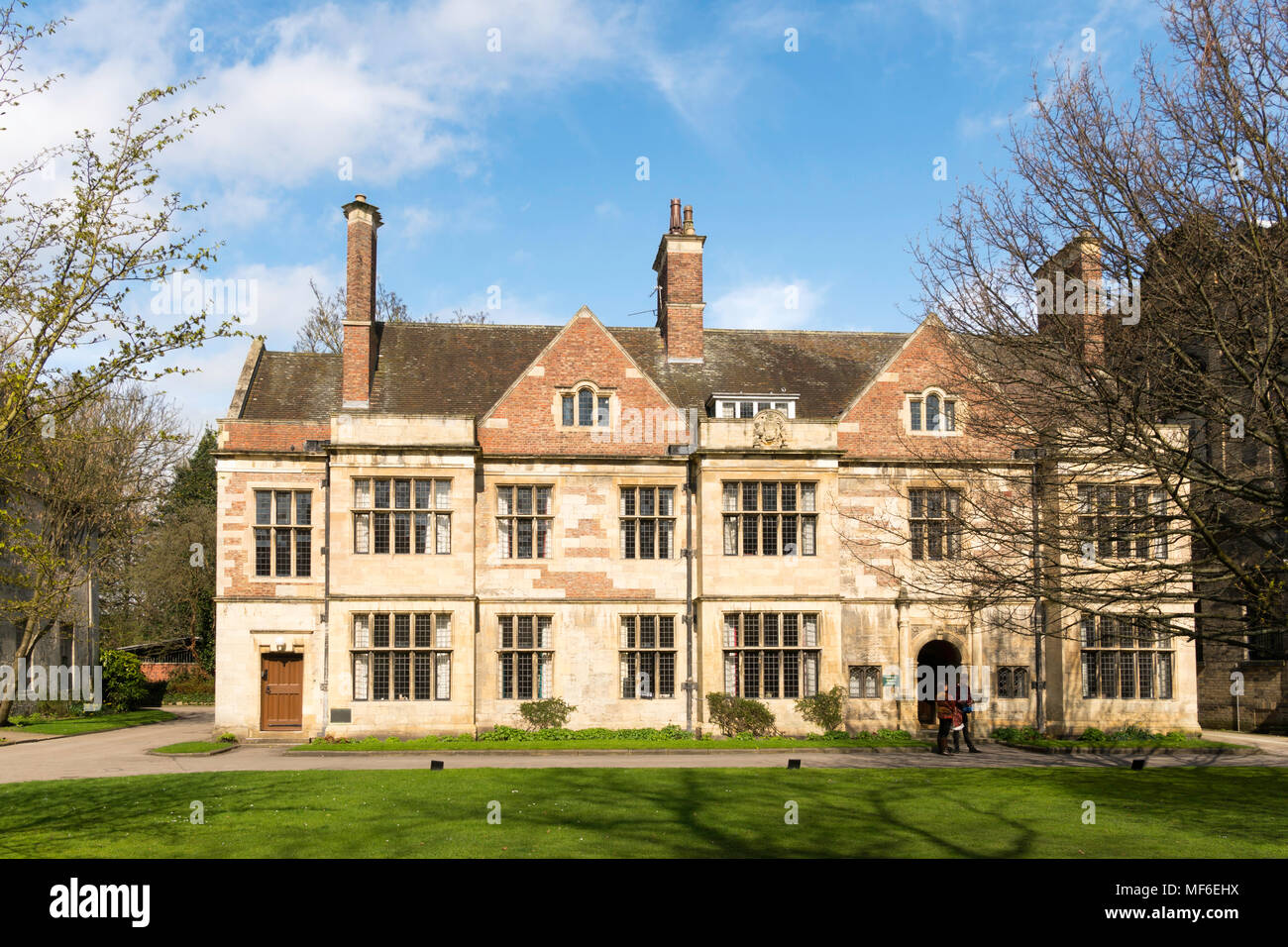 Deux étudiants se tiennent à l'extérieur du centre d'études médiévales, King's Manor, de l'Université de York, York, Yorkshire, Angleterre, Royaume-Uni Banque D'Images