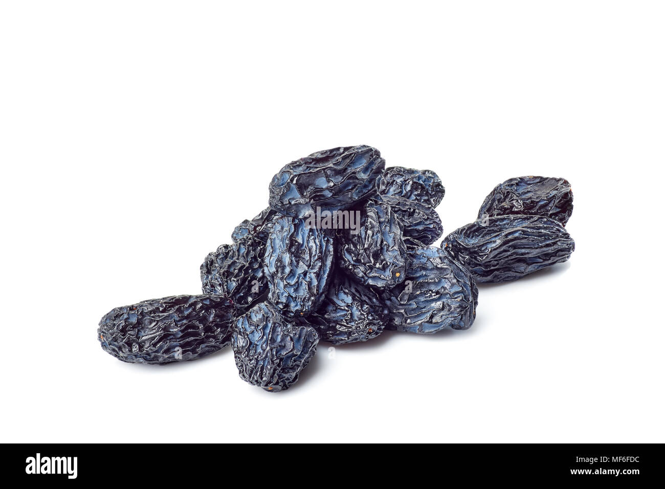 Tas de raisins noir sur blanc Banque D'Images