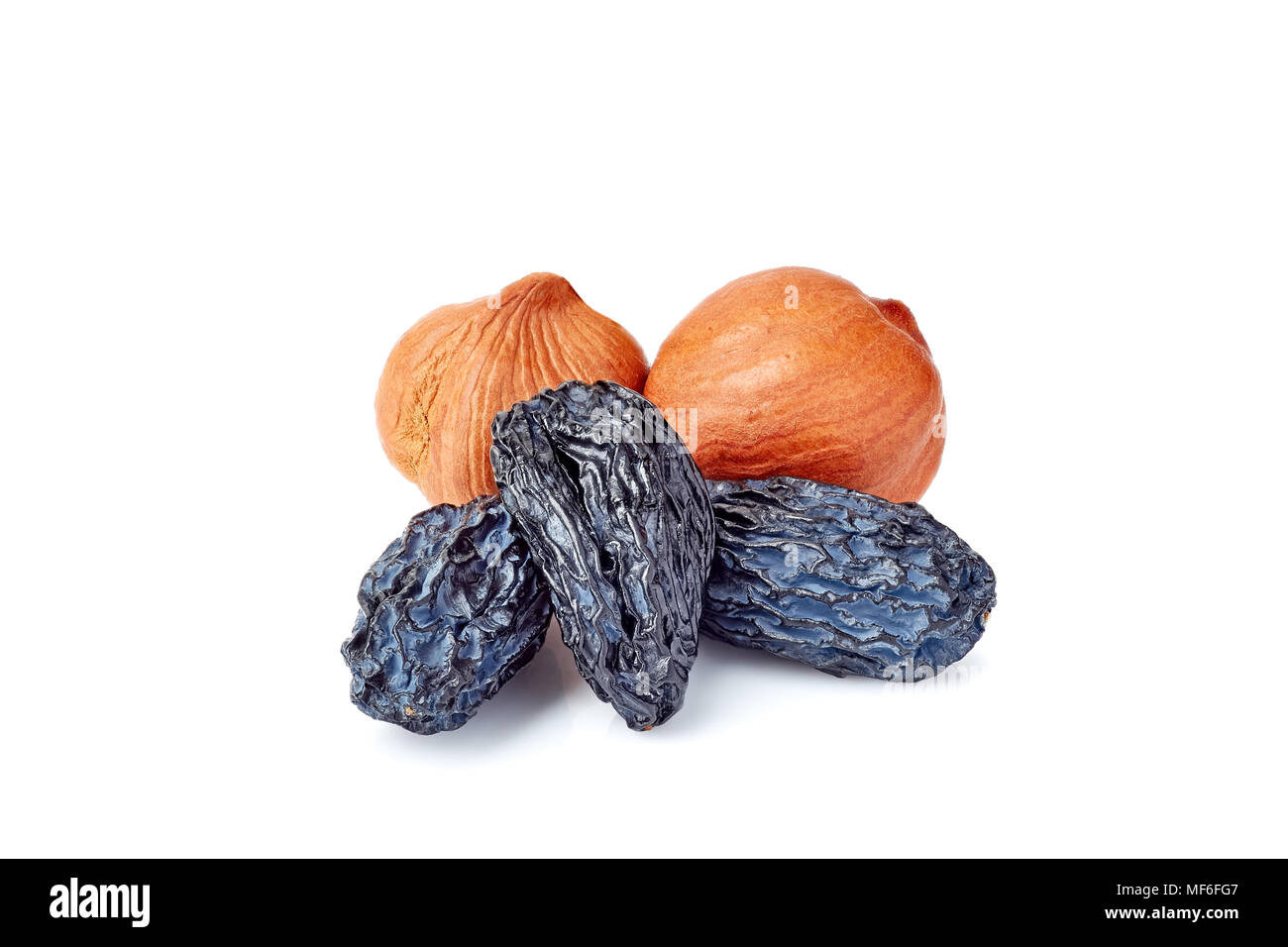 Les raisins et les noisettes noir sur blanc Banque D'Images