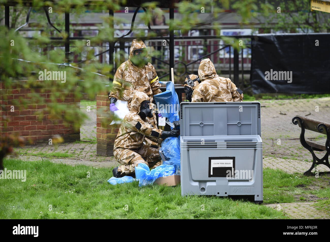 Le personnel militaire et les balais en piques d'enveloppement à l'emplacement en plastique près de la malterie à Salisbury où double agent russe Sergueï Skripal et sa fille Julia a été trouvé sur un banc de parc, tandis que l'on continue de débarrasser neuf points chauds de l'après-effets toxiques du dernier mois de l'attaque d'agents neurotoxiques. Banque D'Images