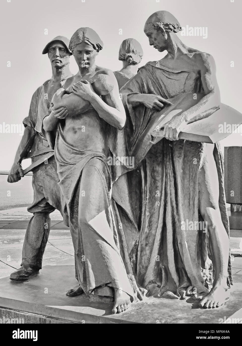 Statues at Port Sunlight, décrite comme une image sépia traditionnels Banque D'Images