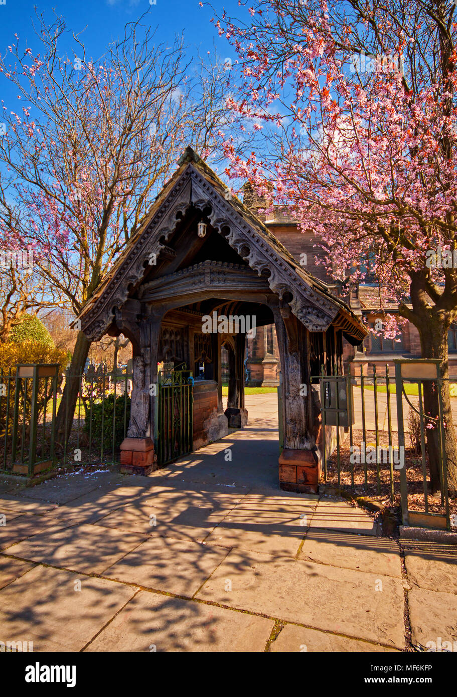 Une passerelle vers l'église à Port Sunlight Banque D'Images