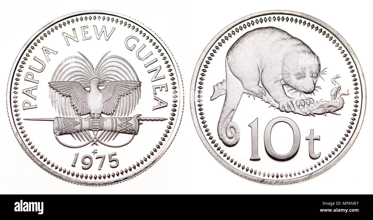 10 Toea coin de la Papouasie-Nouvelle-Guinée. 1975. Armoiries nationales, les Oiseaux du Paradis et le couscous (possum) Banque D'Images