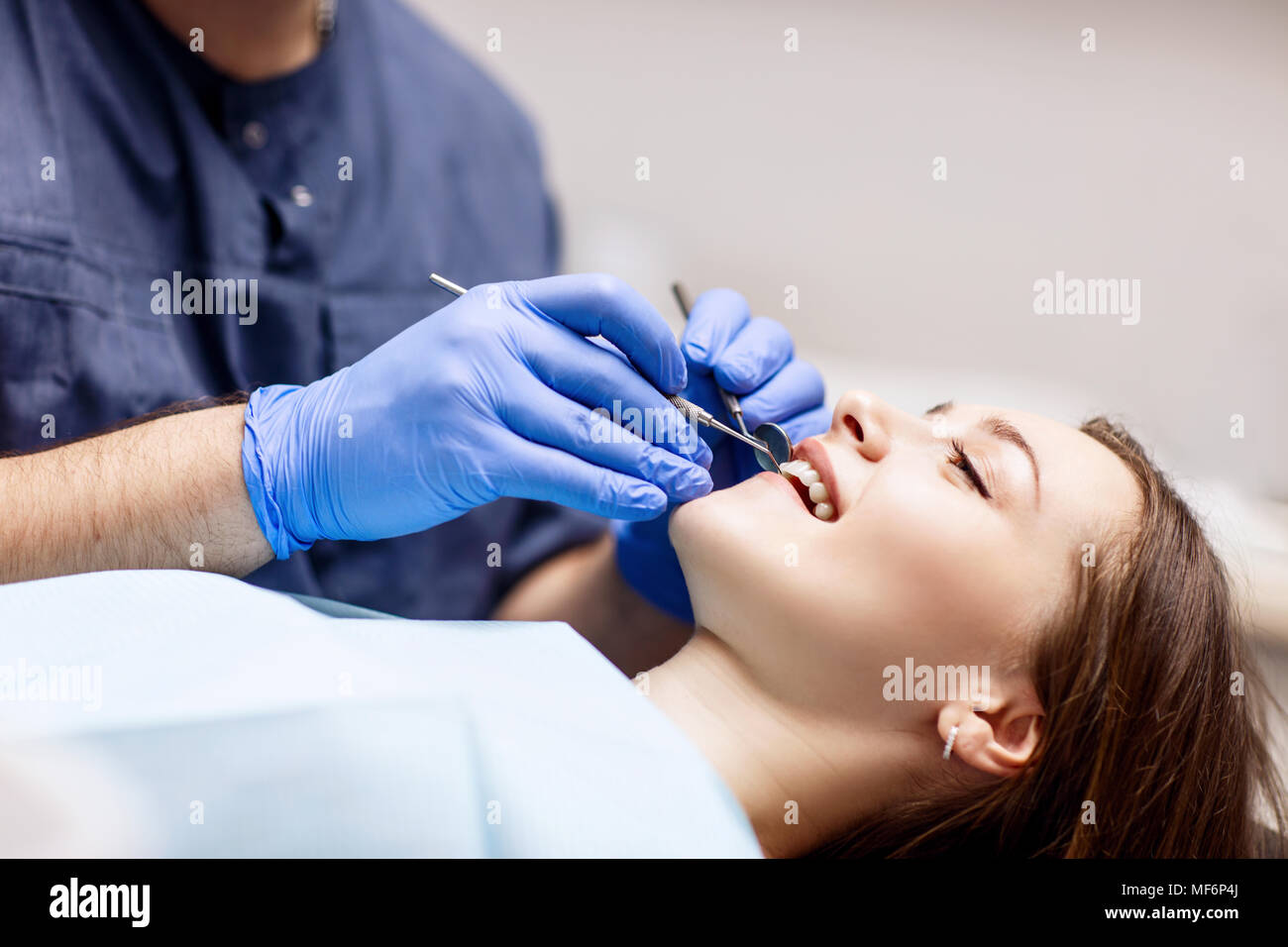 Check-up dentiste dents pour jeune femme patient dans un centre. Banque D'Images