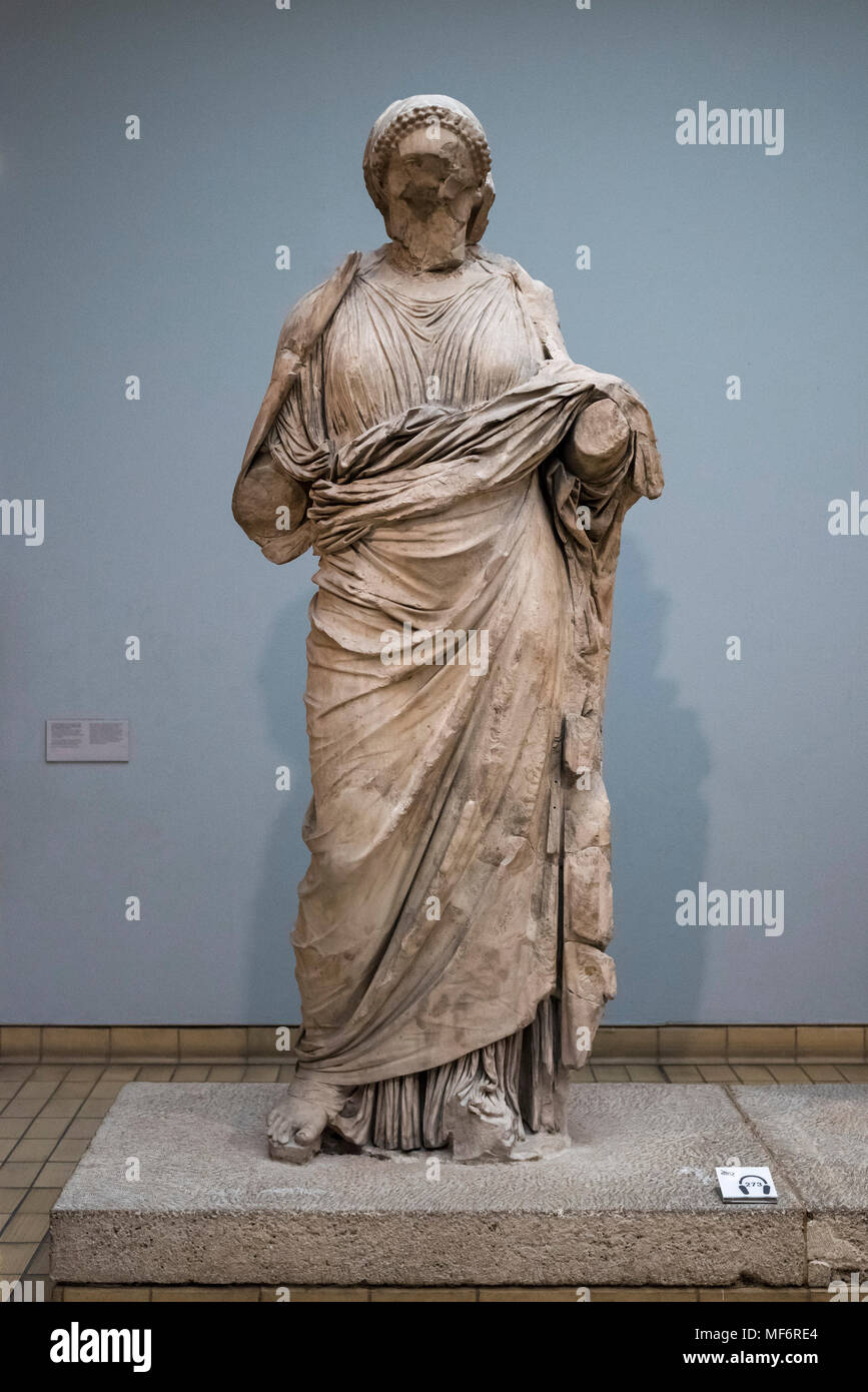Londres. L'Angleterre. British Museum, statue de femme Artemisia du mausolée d'Halicarnasse (Halikarnassos ou le tombeau de Mausole), Banque D'Images