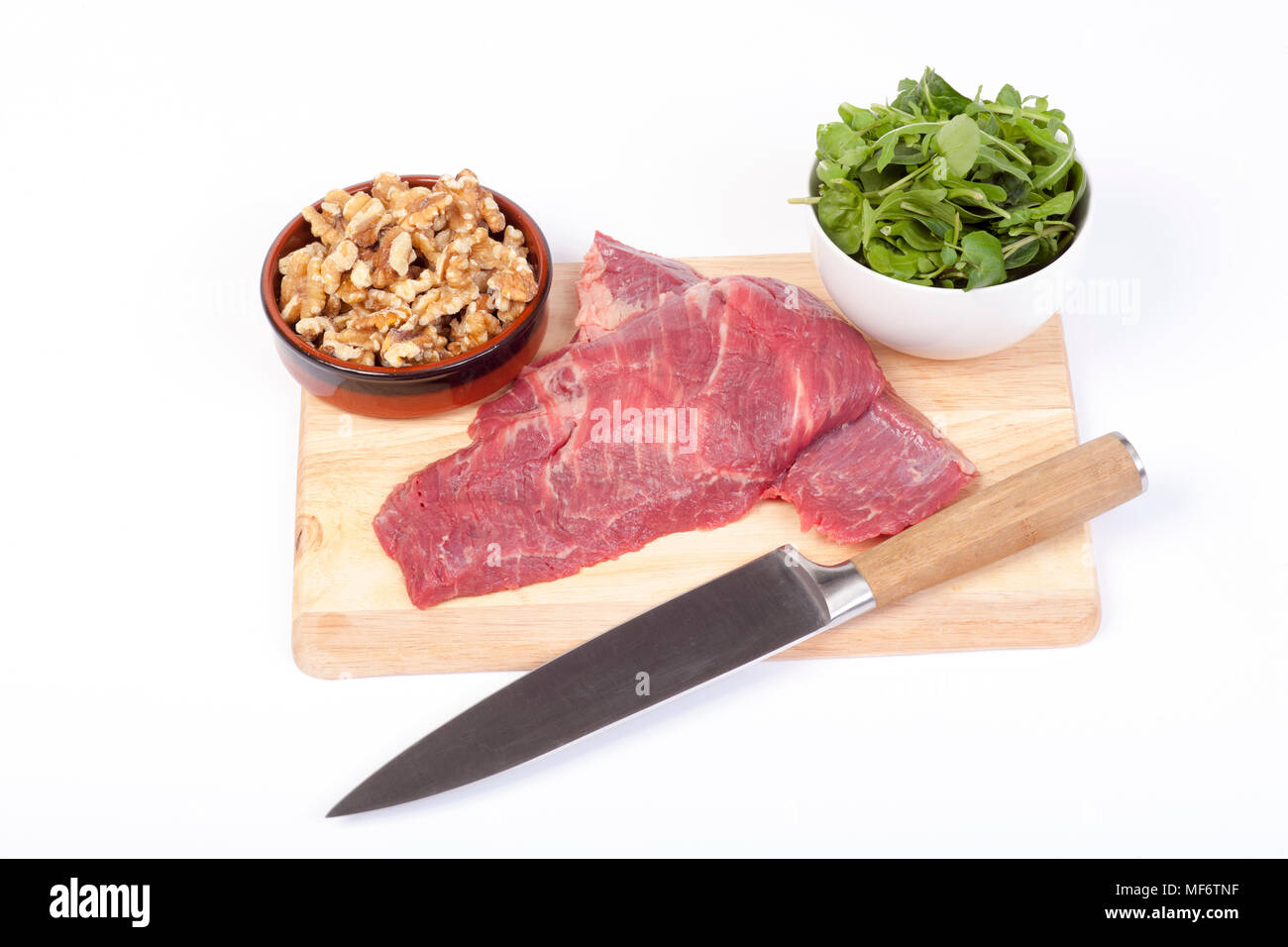 Une bavette, ou au flanc, beefsteak acheté dans un supermarché en Angleterre. Il sera servi avec un mélange de fruits et de la fusée et les noix illustré. Banque D'Images