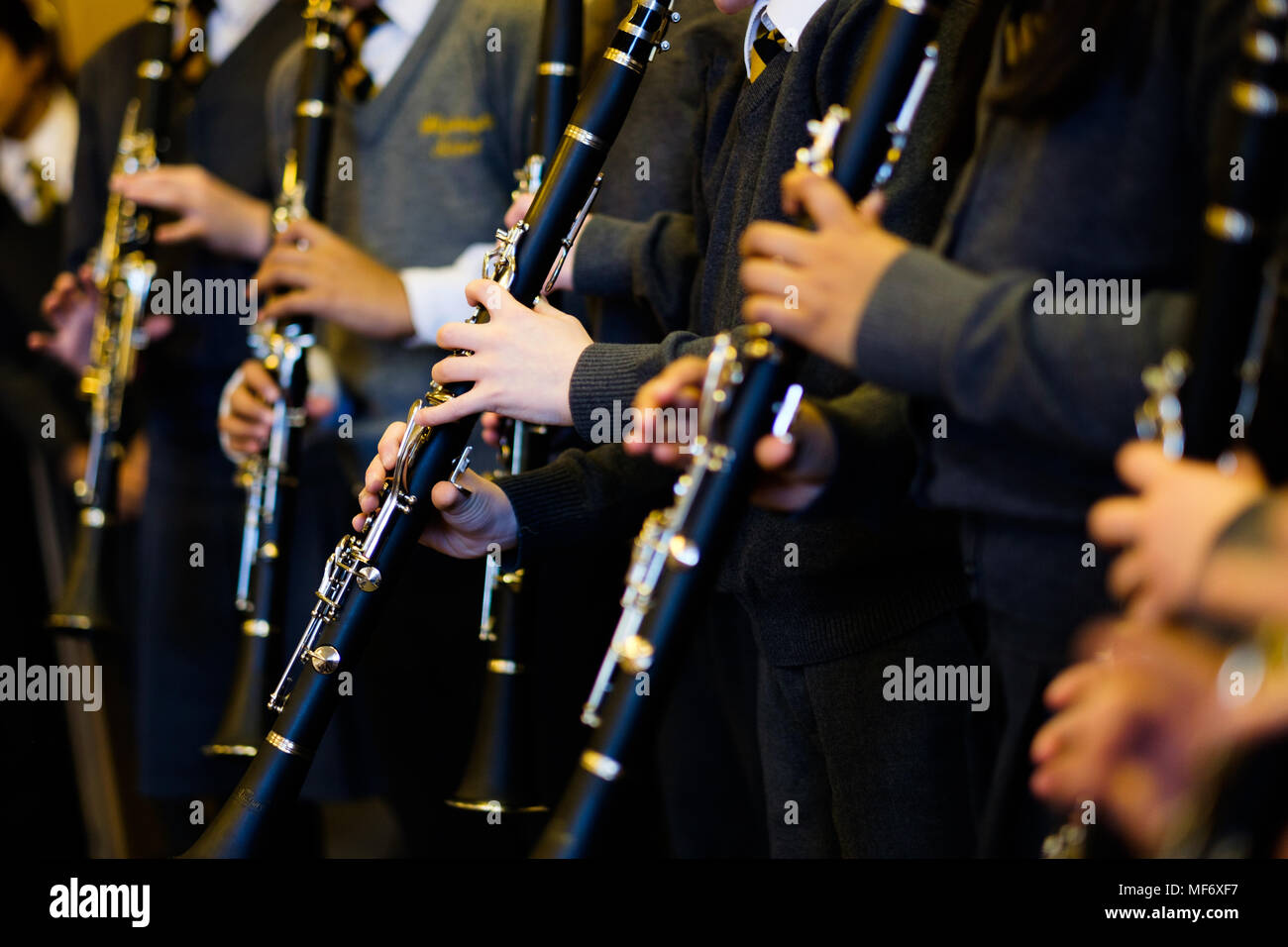 Les enfants à l'école et de la salle de classe d'apprendre à jouer des instruments de musique Banque D'Images