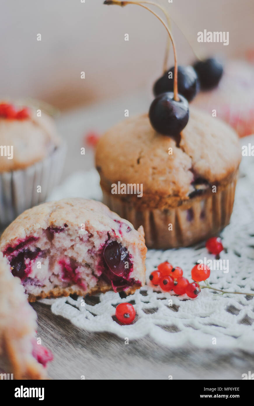 Des muffins sucrés farcis de cerises et de groseilles rouges Banque D'Images