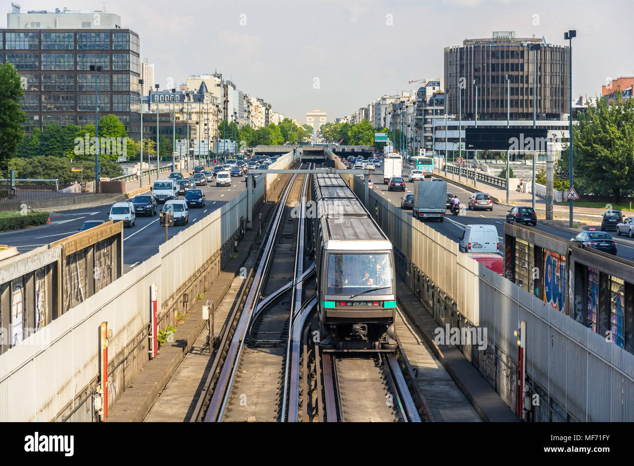 Sans conducteur de train sur roues pneumatiques à Paris Métro Banque D'Images