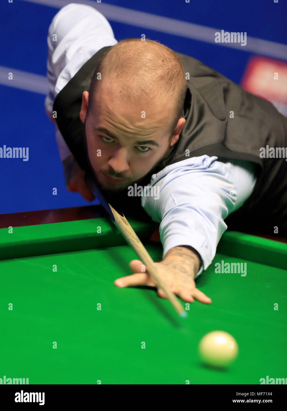 Luca Brecel en action contre Ricky Walden pendant quatre jours du championnat du monde 2018 Betfred au creuset, Sheffield. Banque D'Images