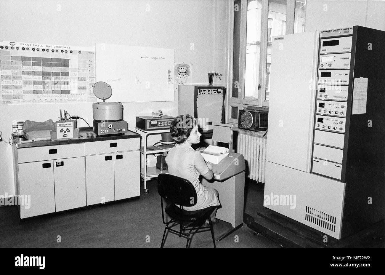 Femme au télex, au centre médical, 70 Banque D'Images