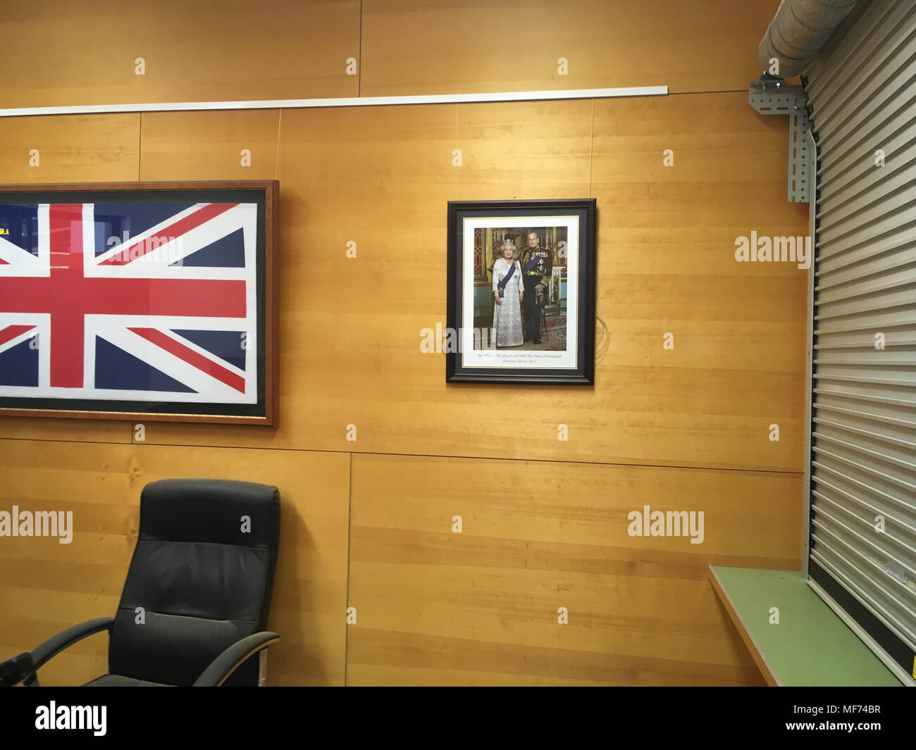 Photo encadrée de la reine Elizabeth II et le Prince Philip, au centre communautaire de outback ville de Birdsville, Queensland, Australie, le 7 mars 2018. Banque D'Images