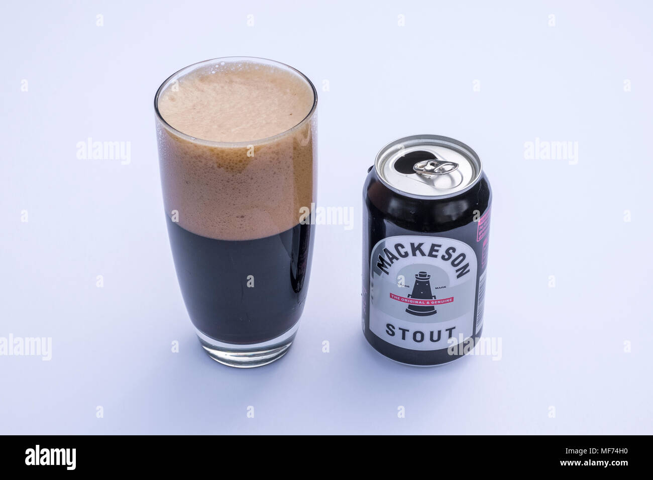 Verre de Mackeson stout. Banque D'Images