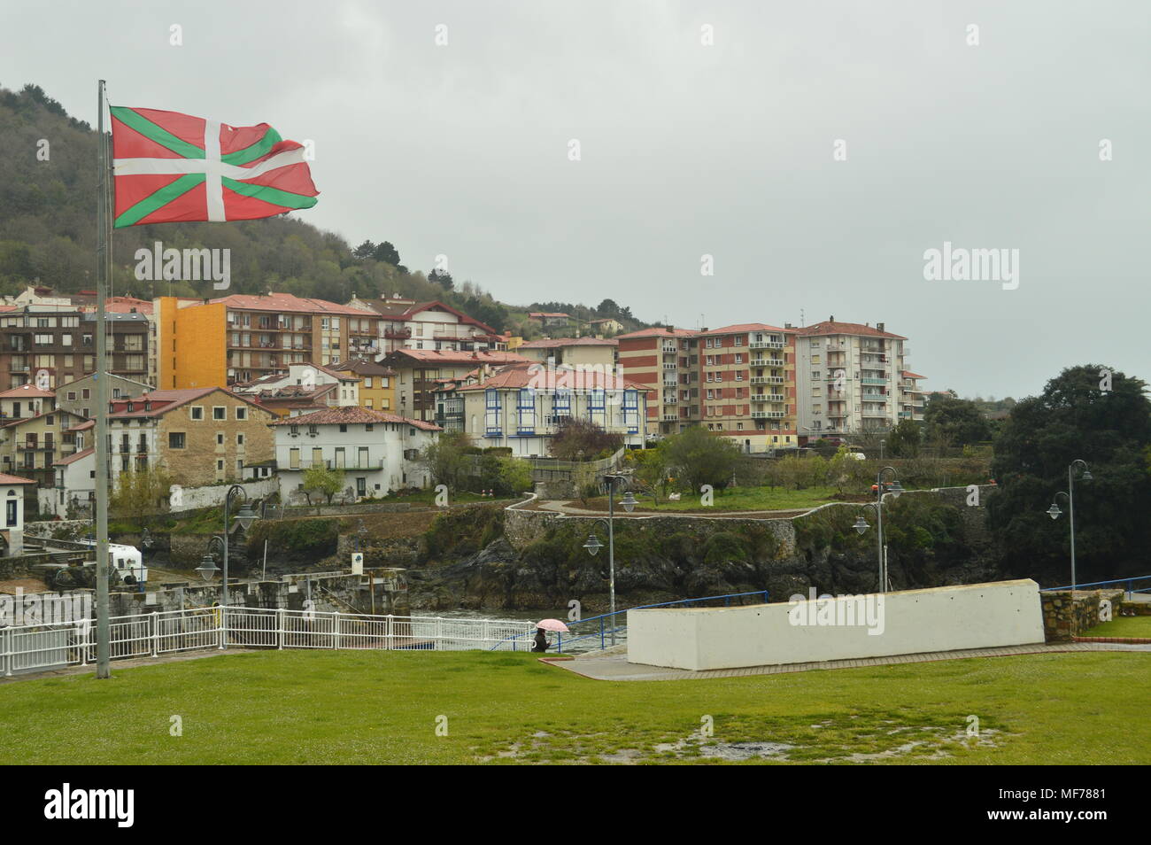 Opinions de l'Puertu De Mundaca avec ses bâtiments pittoresques derrière. Billet d'architecture la Nature. 24 mars, 2018. Mundaca. Gascogne. Pays Basque. Spa Banque D'Images