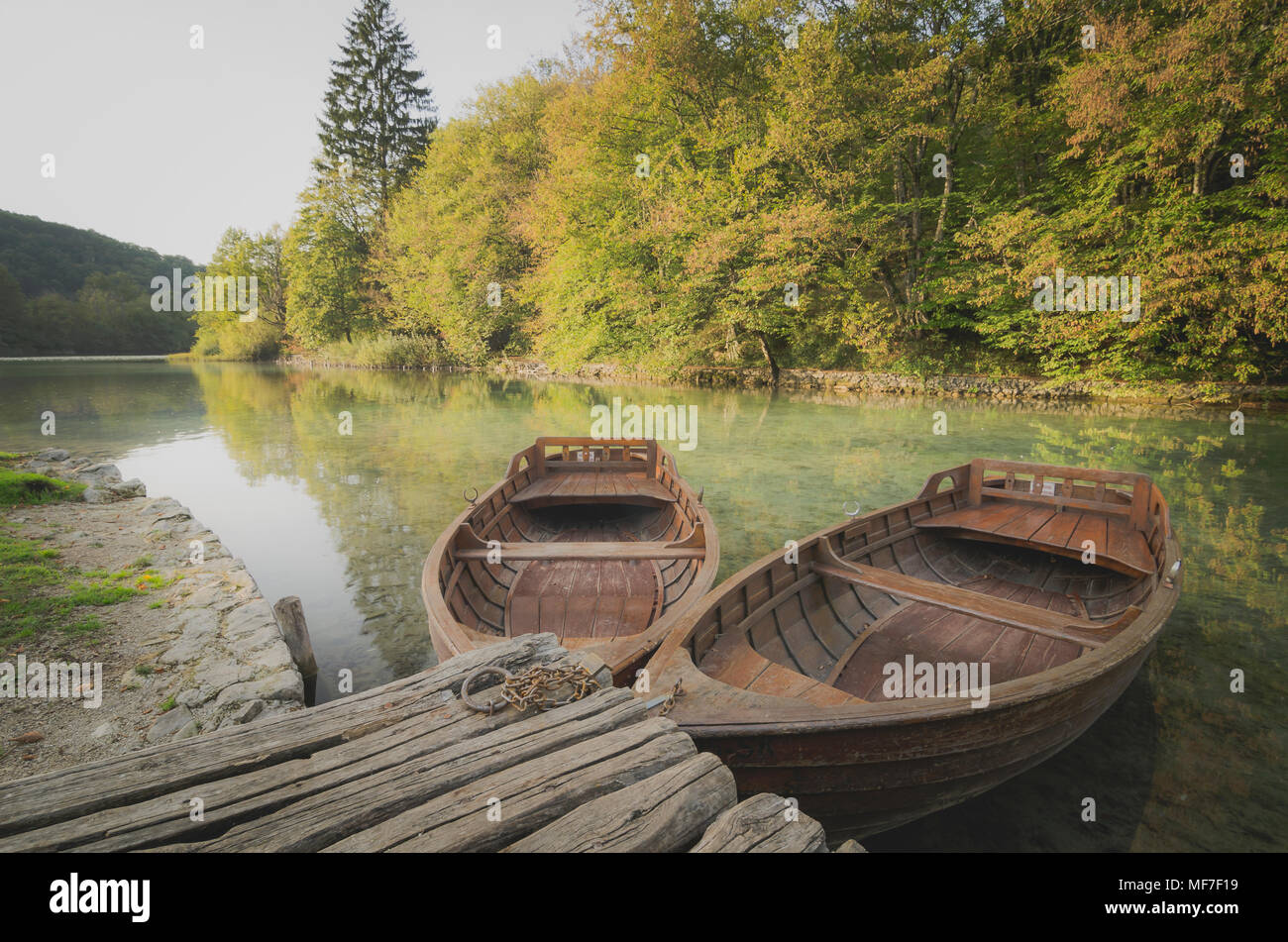 La Croatie, le parc national des Lacs de Plitvice, barques à la jetée Banque D'Images