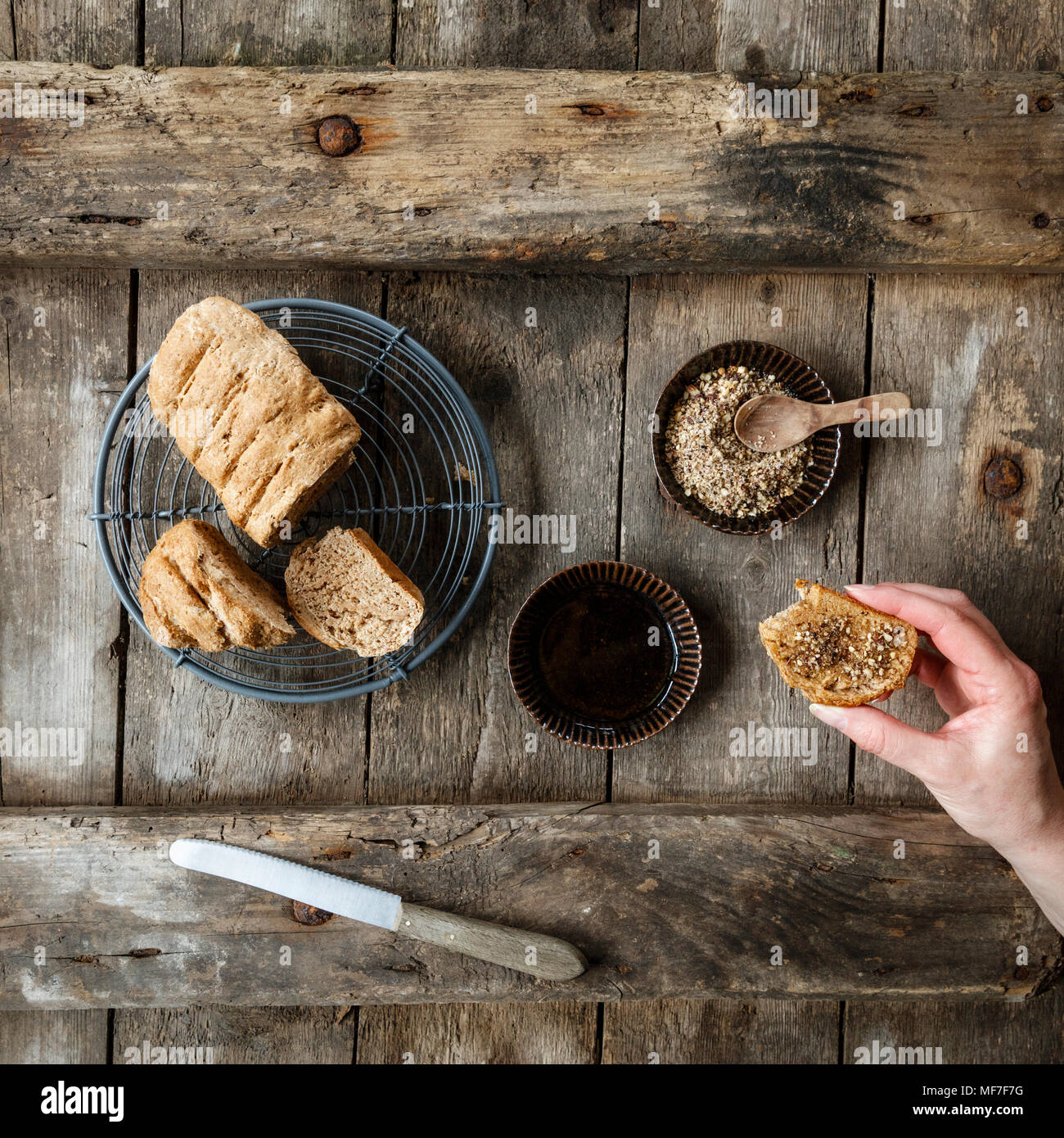 Mélange d'épices noix égyptien traditionnellement dukkah avec du pain et de l'huile d'olive Banque D'Images