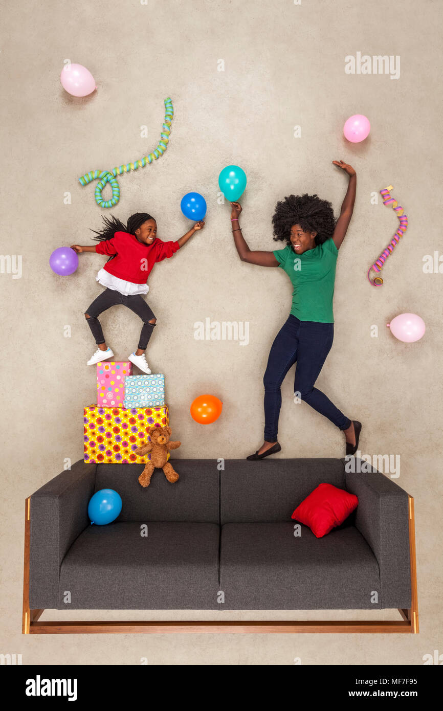 Petite fille la célébration d'anniversaire, de la danse avec sa mère Banque D'Images