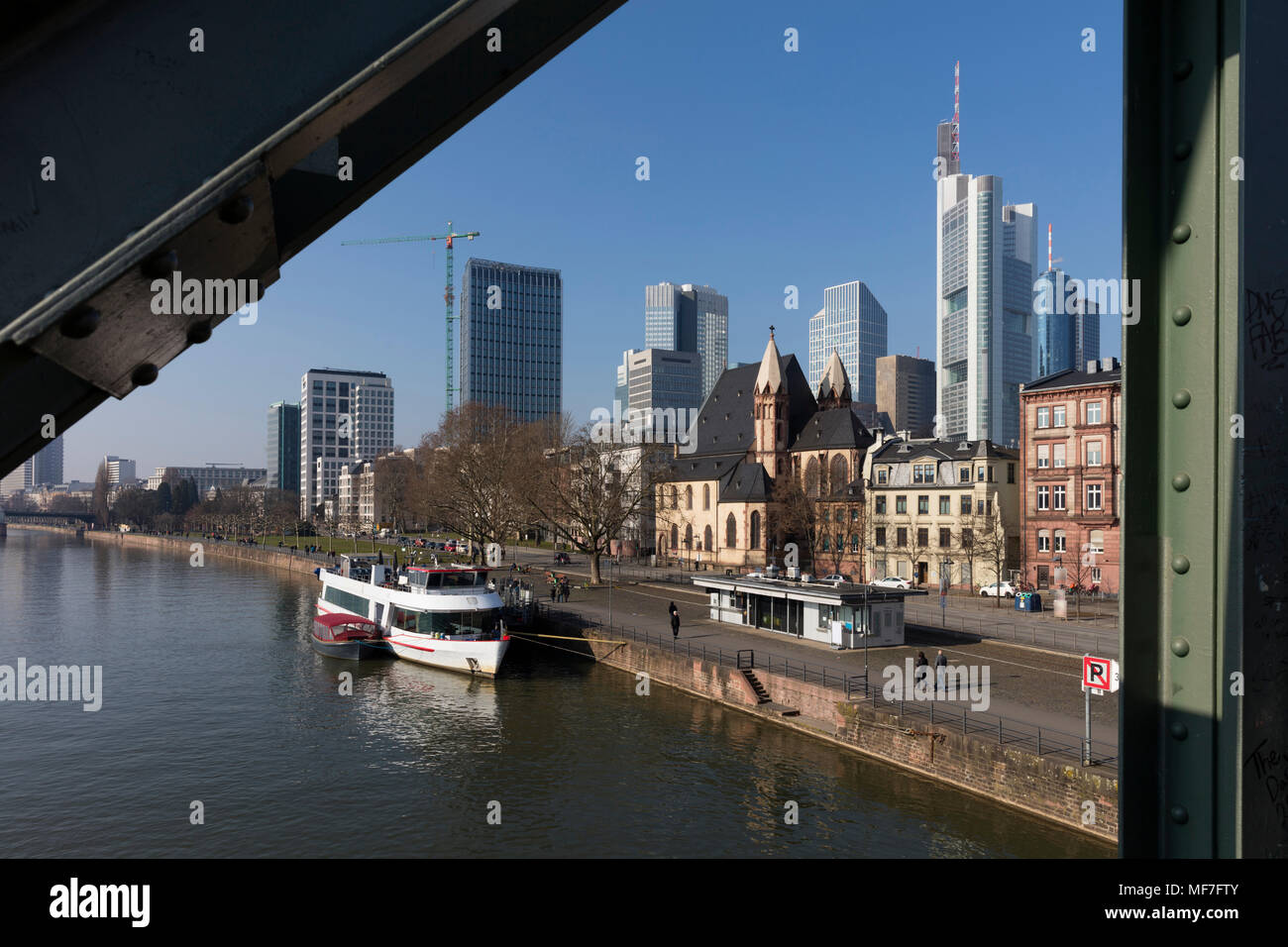 Allemagne, Hesse, Francfort, du quartier financier et de la rivière principale, la promenade Banque D'Images