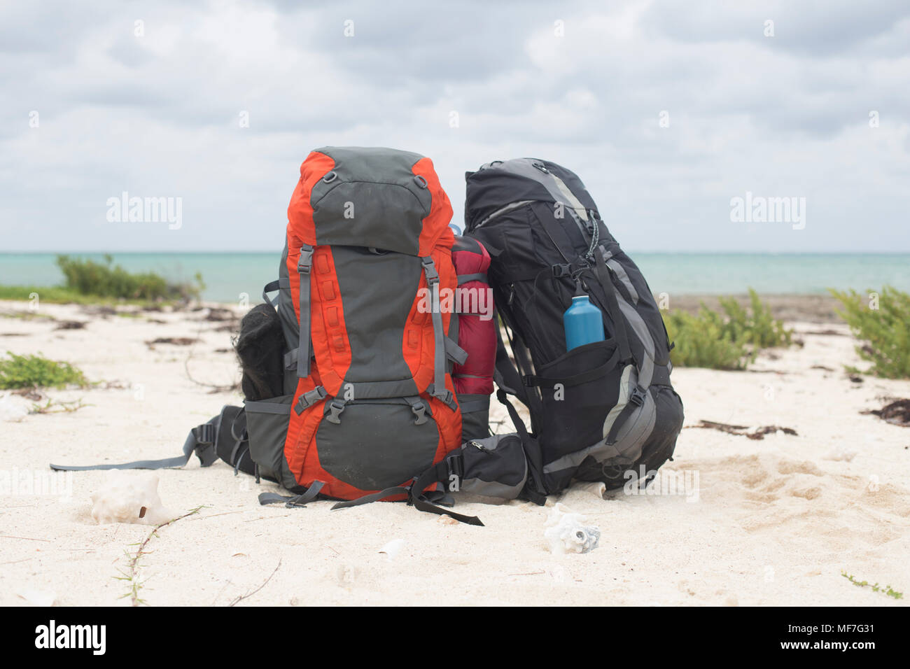 Cuba, Puerto Padre, Bahia de Malagueta, deux sacs à dos sur la plage Banque D'Images