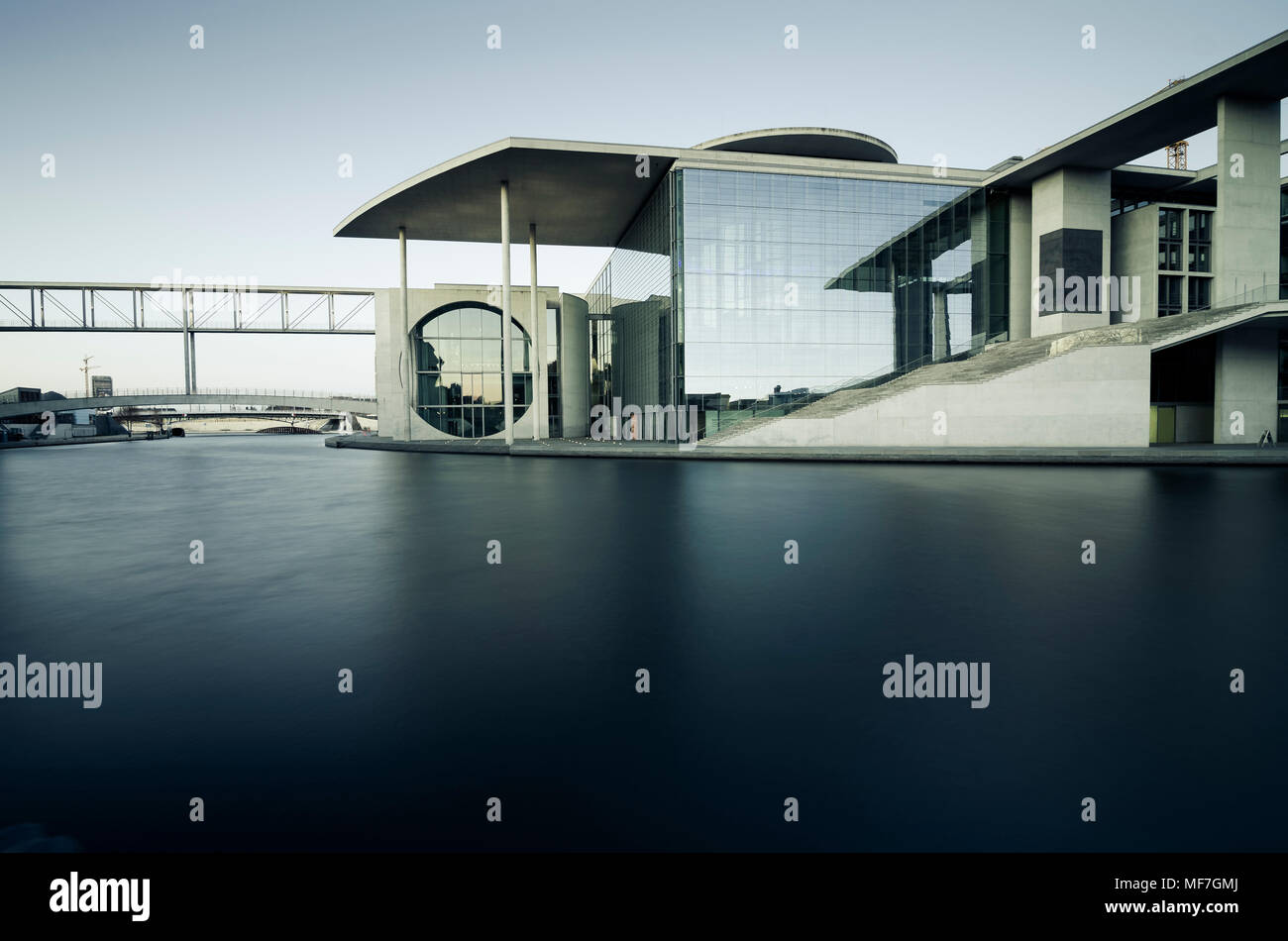 Allemagne, Berlin, Regierungsviertel, Marie-Elisabeth-Lueders-Building à la rivière Spree dans la soirée Banque D'Images