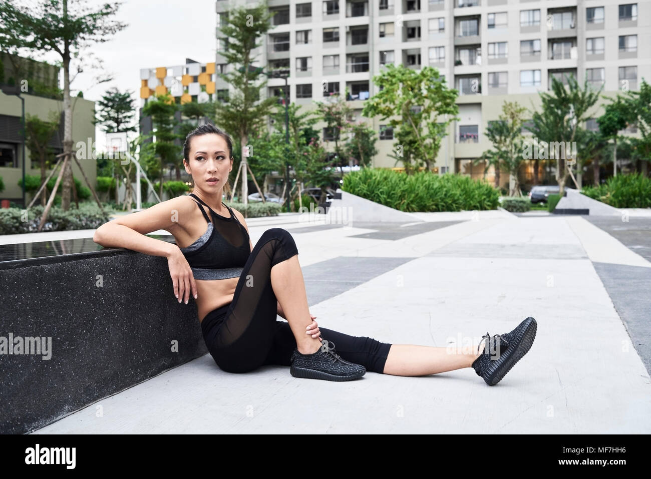 Fit woman relaxing après s'exercer en milieu urbain Banque D'Images