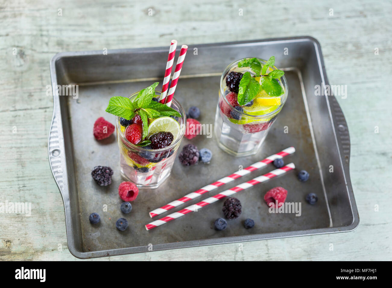 L'eau infusée avec les baies fraîches, de framboise, de bleuet, de mûre, de menthe et de citron vert Banque D'Images