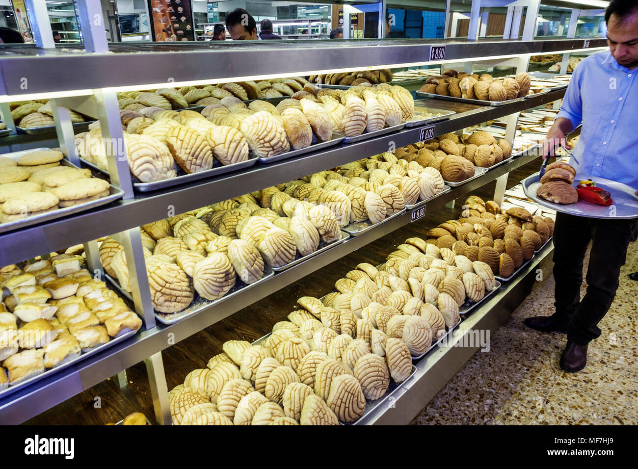 Mexico, mexicain, hispanique, centre historique, intérieur, 5 de Febrero 24, Pasteleria Madrid, boulangerie, produits de boulangerie, présentoir de pâtisseries, étagères, Banque D'Images