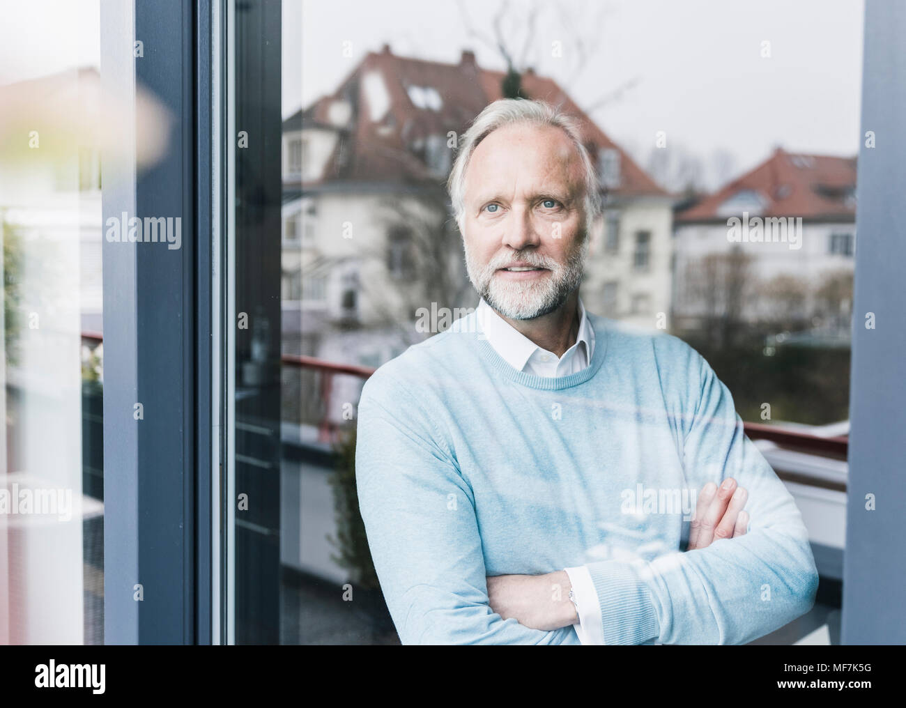 Portrait d'homme mûr à la porte de verre Banque D'Images