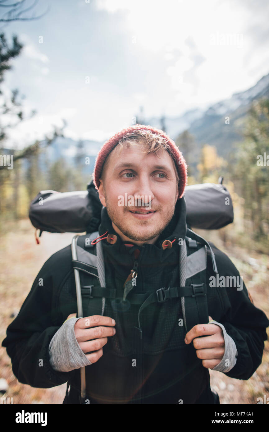 Le Canada, la Colombie-Britannique, le parc provincial du mont Robson, portrait of smiling hiker Banque D'Images