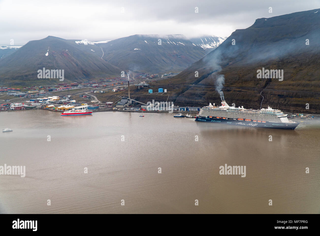 Photographie aérienne de la ville de Longyearbyen sur le Spitzberg, archipel du Svalbard, Norvège Banque D'Images