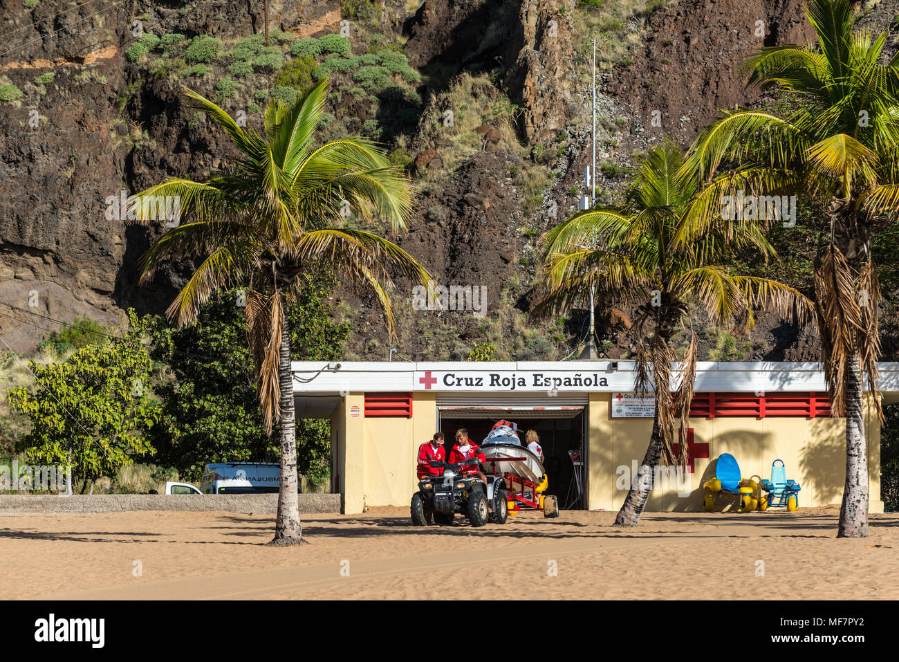 Santa Cruz de Tenerife, Canaries, Espagne - Décembre 11, 2016 : La station de sauvetage permanent et un véhicule de secours sur la célèbre plage de Las Teresitas être Banque D'Images