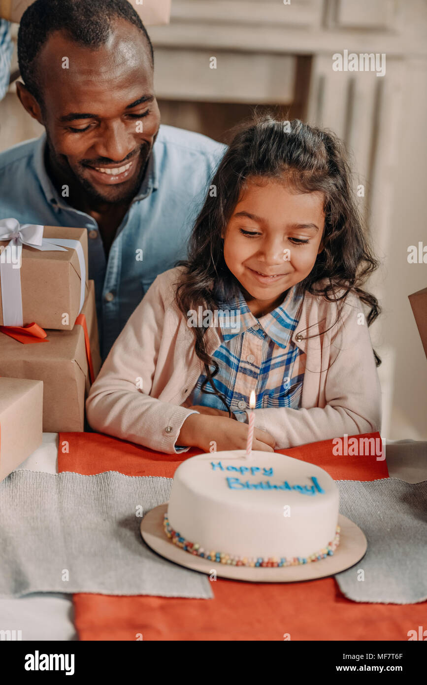 Pere Et Fille Avec Gateau D Anniversaire Photo Stock Alamy Pere Et Fille Avec Gateau D Anniversaire Photo Stock Alamy