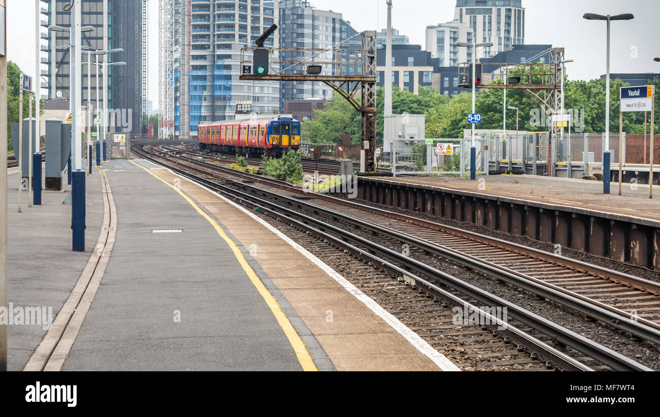 Vauxhall, Londres, Royaume-Uni - 28 mai 2016 : une vue de la gare de Vauxhall avec un train au départ de la plate-forme à London, England, United K Banque D'Images
