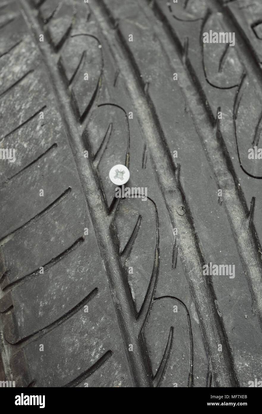 Vis dans un pneu de voiture Photo Stock - Alamy