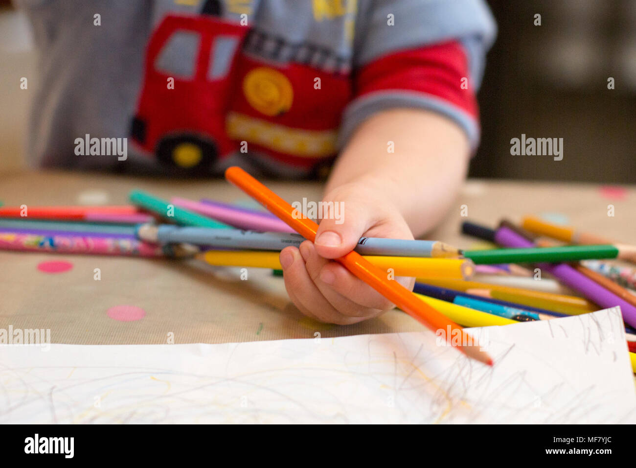 Petit enfant dessin avec crayons Banque D'Images