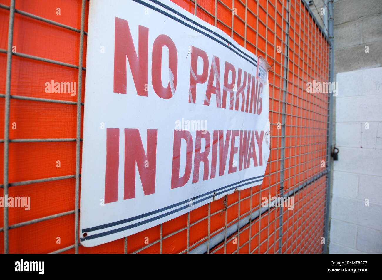 Pas de parking dans l'entrée de signer des lettres rouges sur fond blanc Banque D'Images