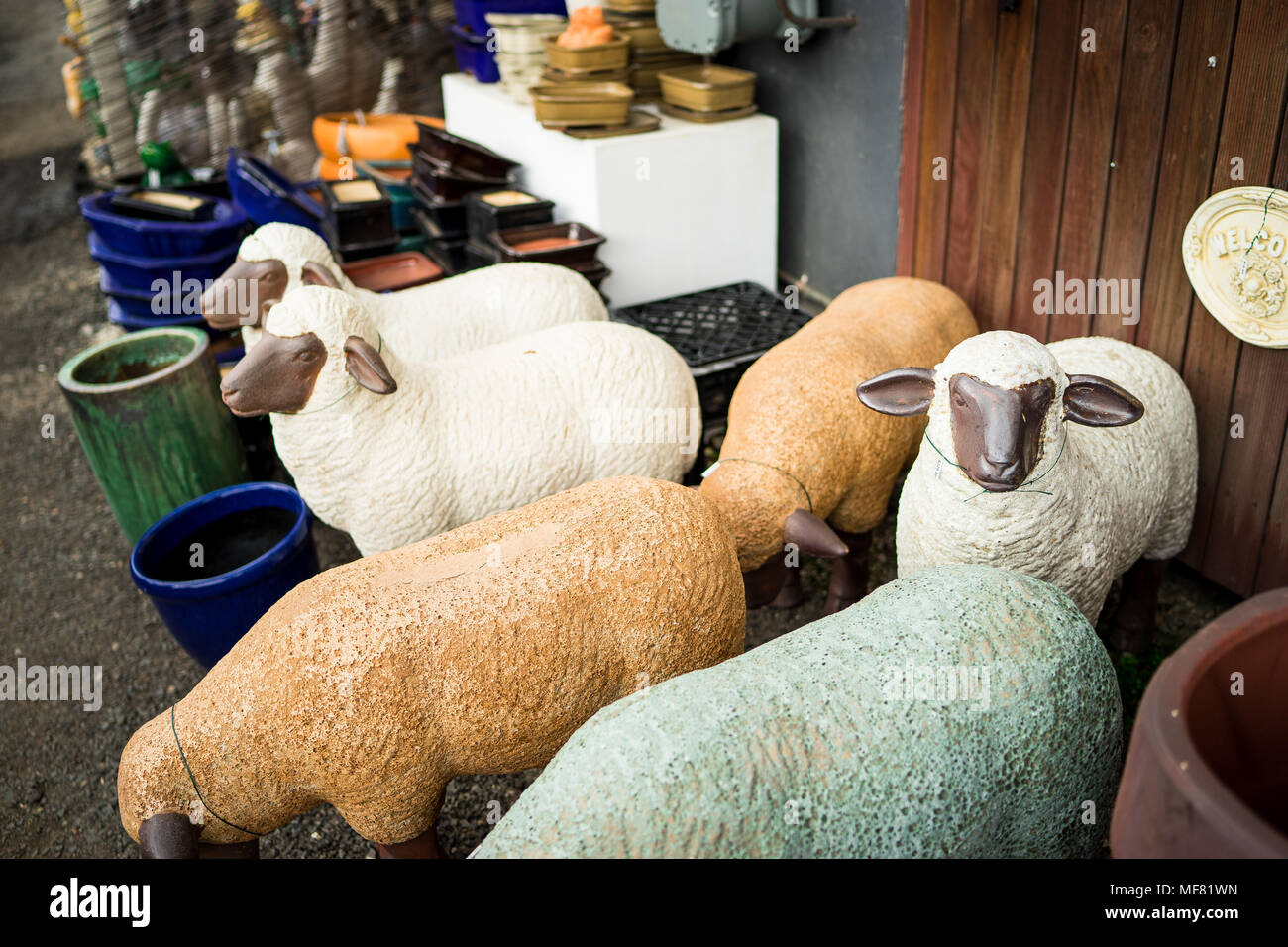 Moutons en céramique pour la maison et le jardin à la décoration d'une  pépinière Photo Stock - Alamy