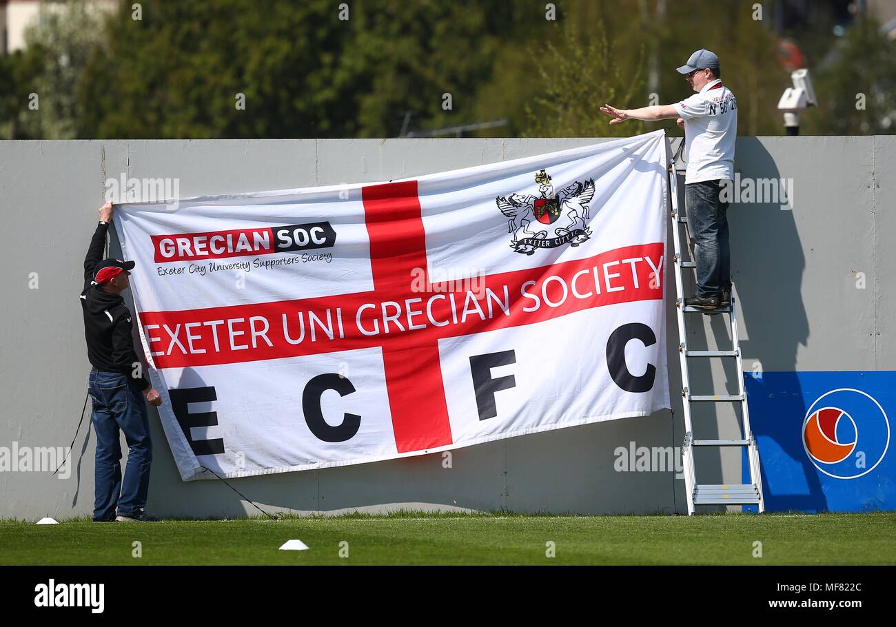 Exeter fans club accrocher les drapeaux sur le côté de le terrain avant le match de Ligue 2 pari du ciel entre la Ville d'Exeter et de Crawley Town au St James Park à Exeter. 21 Apr 2018 EDITORIAL N'UTILISEZ QUE FA Premier League et Ligue de football images sont soumis à licence DataCo voir www.football-dataco.com Banque D'Images