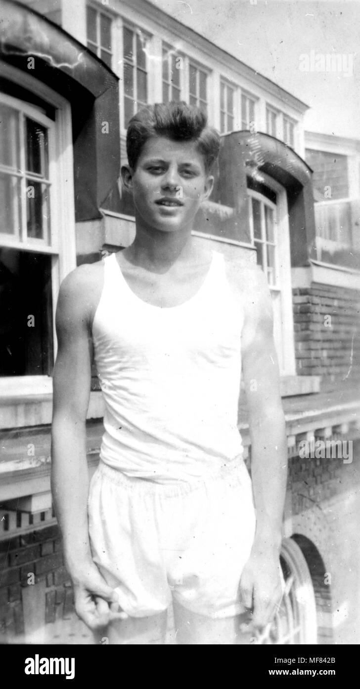 PX81-32:120 ch. 1934 John F. Kennedy à l'âge de 17 ans, posant pour une photographie. Veuillez mentionner :'John F. Kennedy Presidential Library and Museum, Boston." Banque D'Images