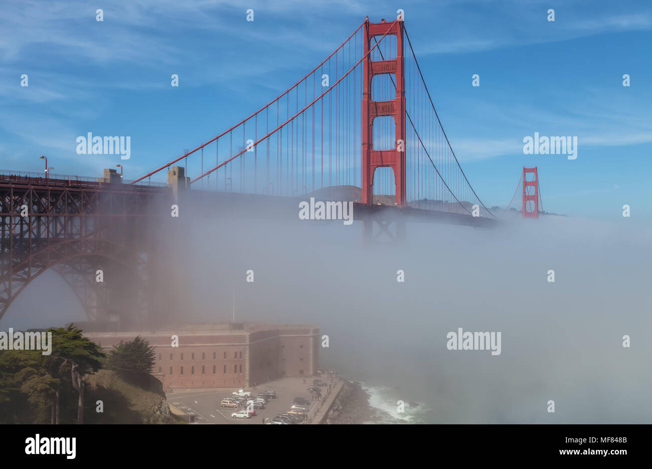 Le point fort historique au Golden Gate Bridge au milieu du brouillard dense sur un matin de printemps à San Francisco, Californie, États-Unis. Banque D'Images