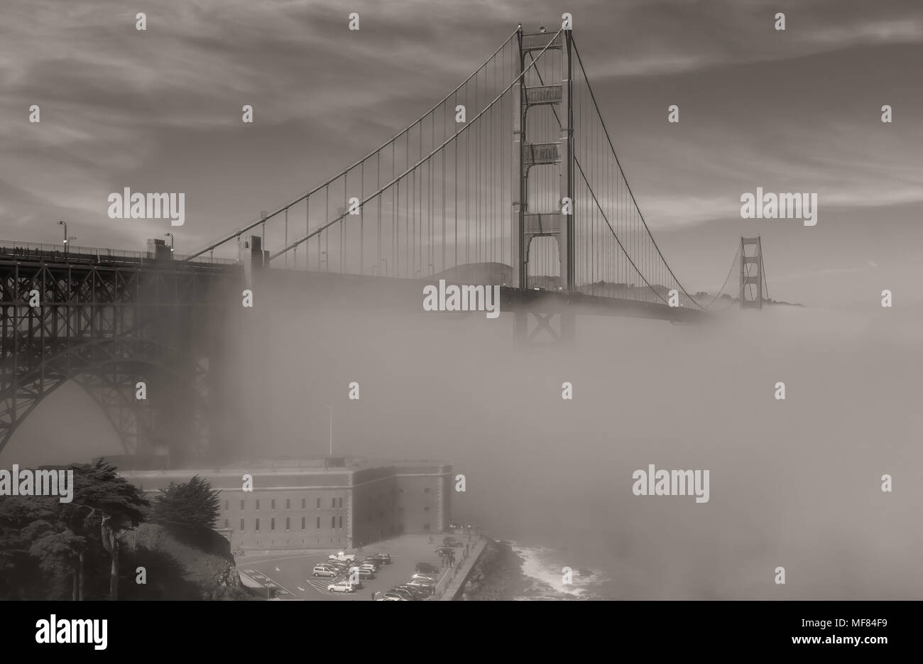 Le point fort historique au Golden Gate Bridge au milieu du brouillard dense sur un matin de printemps à San Francisco, Californie, États-Unis. Banque D'Images