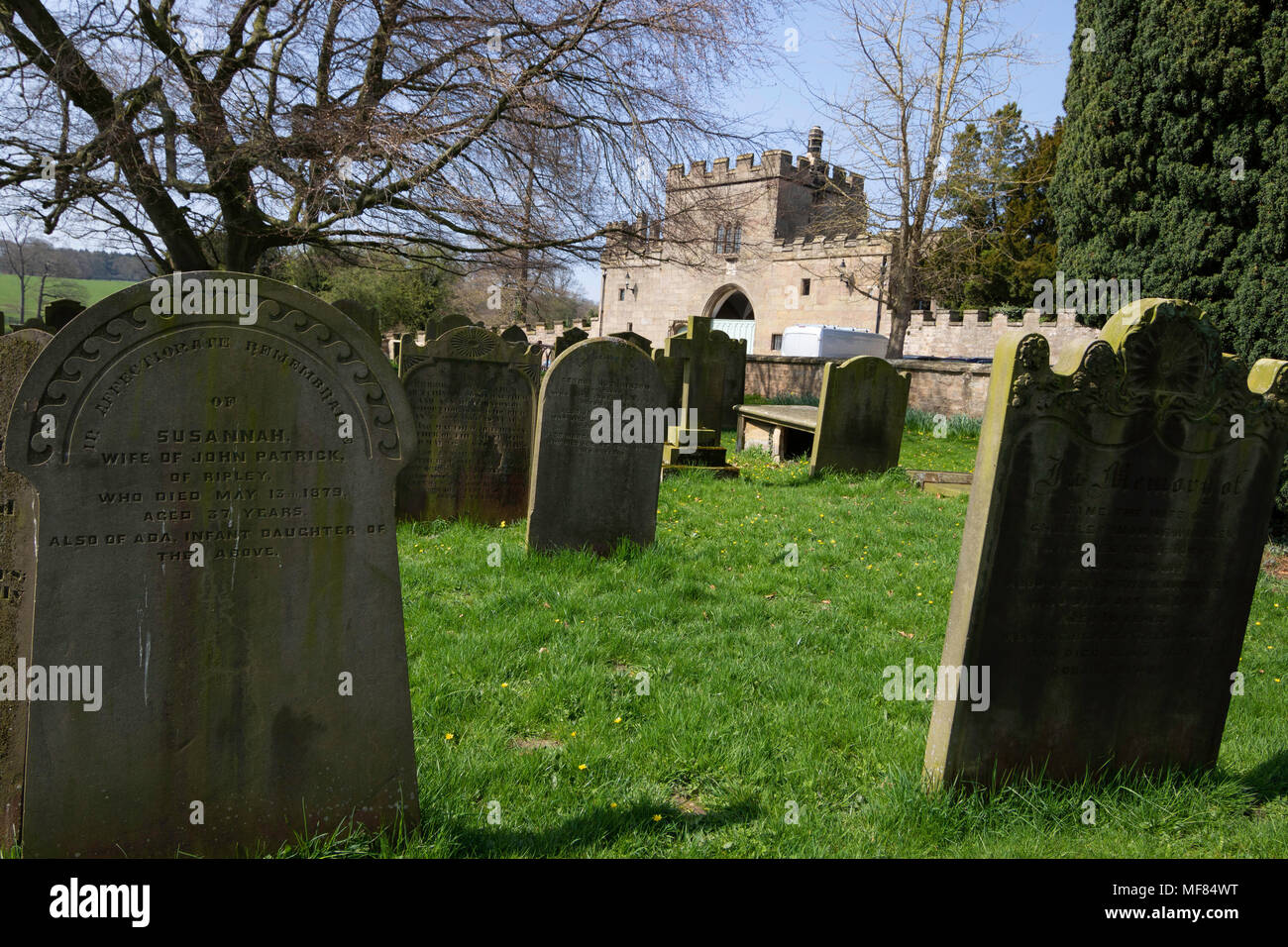 Des pierres tombales dans le cimetière à All Saints' Church, Ripley, North Yorkshire, Angleterre, Royaume-Uni. Banque D'Images