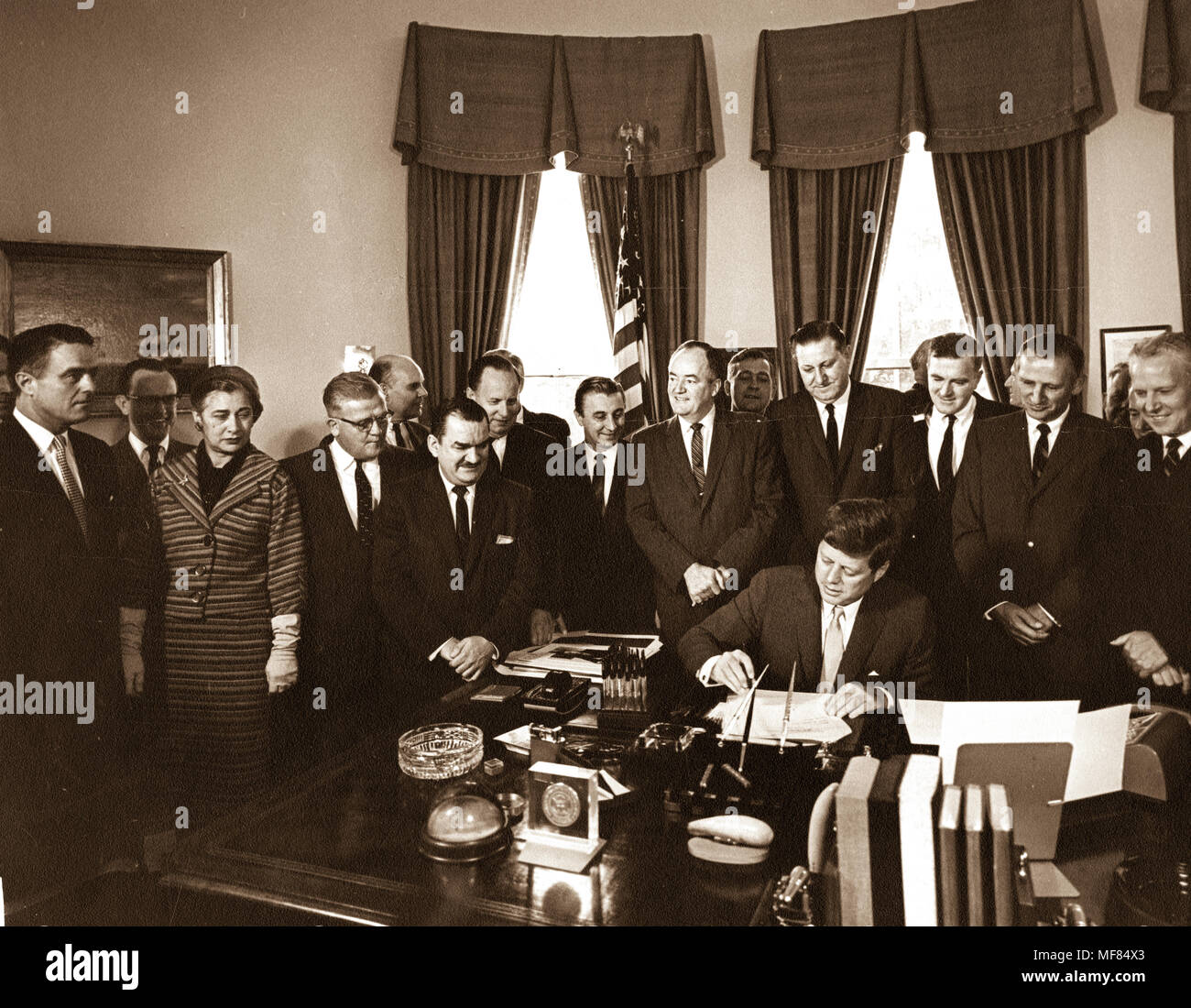 AR6801-B 22 septembre 1961, le président John F. Kennedy la signature de la loi du Corps de la paix dans le bureau ovale. Les personnes identifiées sur la photo sont John F. Kennedy, Sargent Shriver, représentant le sénateur Kelly, Edna Hubert Humphrey, et le sénateur Albert Gore Veuillez mentionner 'Abbie Rowe, Maison Blanche/John F. Kennedy Presidential Library and Museum, Boston." Banque D'Images